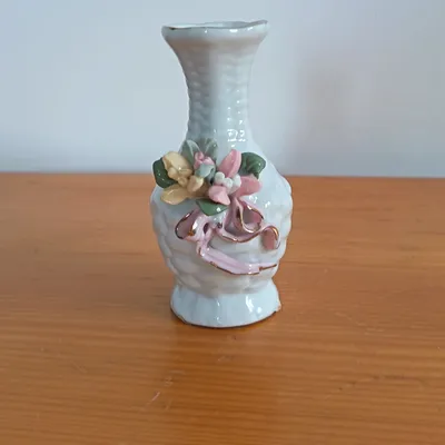 Petit vase, blanc, décors bouquets de fleurs
